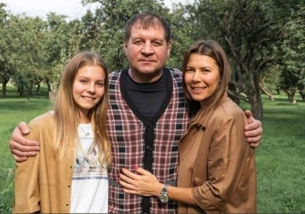 Александр Емельяненко опубликовал фото со взрослой дочкой и бывшей женой