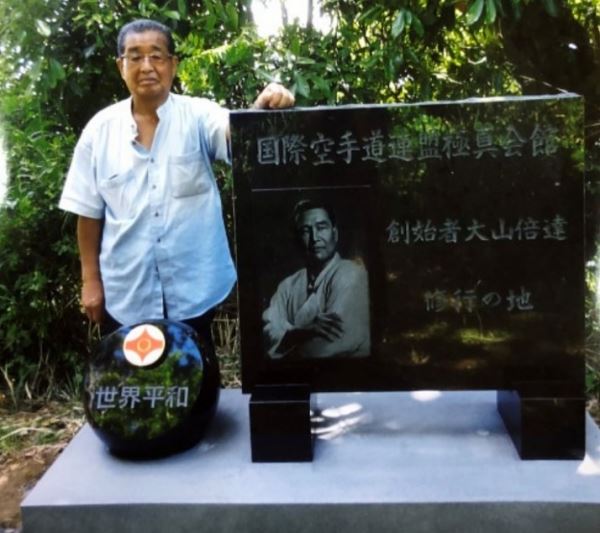 На горе Киёсуми установили памятник сосаю Масутацу Ояме
